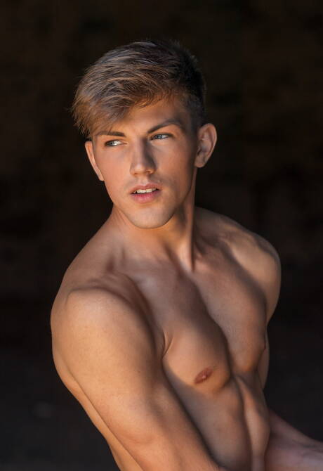 Young dude Kirk Gauguin and pretty boy Allan Aimée posing nude and showing ass outdoor