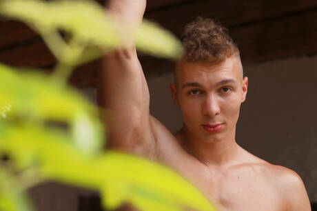 Jason Porty, bien bâti, se met nu et montre son cul serré à l