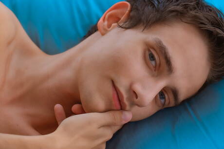 Der kleine Tamas Bain posiert nackt