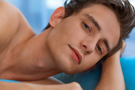 Der kleine Tamas Bain posiert nackt