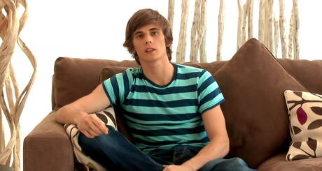 Tsjechische hete twink Gregg Meyjes speelt met pik