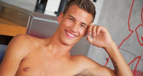 Der tschechische Twink Tom Houston wichst seinen Schwanz