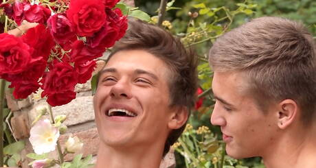 Gorący czescy chłopcy gorący młodzieniec Enrique Vera i młody Jason Bacall bawią się penisem pod prysznicem