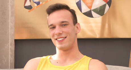 Jonge jongen Benny Evancho masturbeert in de douche