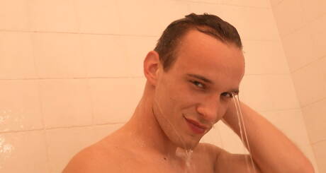 Jonge jongen Benny Evancho masturbeert in de douche