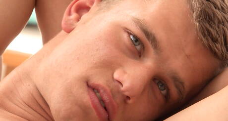 El cachas Brian Jansen juega con una polla