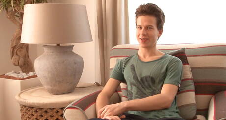 Le sexy Kolby Weston joue avec une bite