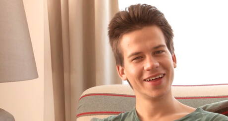 Le sexy Kolby Weston joue avec une bite