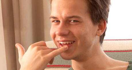 Le sexy Kolby Weston joue avec une bite