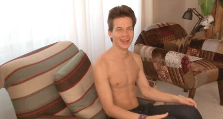 Le sexy Kolby Weston joue avec une bite