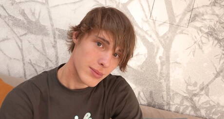 若い男ジュール・モンテイルが自慰行為をしている