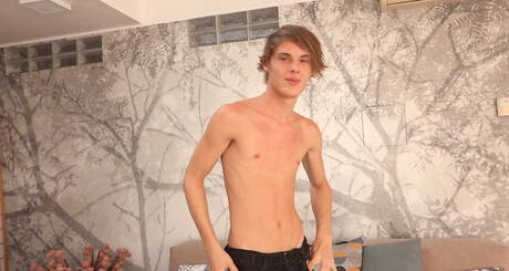 若い男ジュール・モンテイルが自慰行為をしている