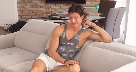 Węgierski superogier Ethan Opry drażni swojego penisa w gorącym prysznicu