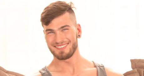 Der starke Mann Mikey Keller neckt seinen Schwanz