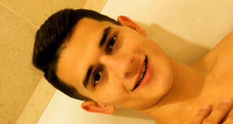 Belami Online: O garanhão Rico Gabbani se masturbando no banho