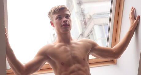 硬漢 Sammy Poulain 在淋浴中吸吮雞巴