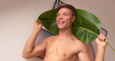 硬漢 Sammy Poulain 在淋浴中吸吮雞巴