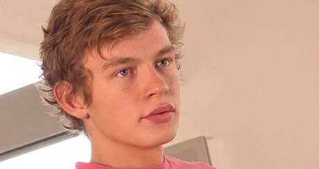 Jonge jongen John Lennox masturbeert