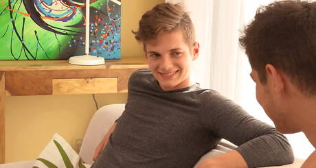 Der muskulöse Henri Theroux wichst seinen Schwanz unter der heißen Dusche