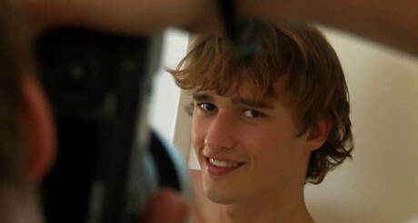 Słowacki piękny chłopak Kieran Benning drażni swojego penisa pod prysznicem