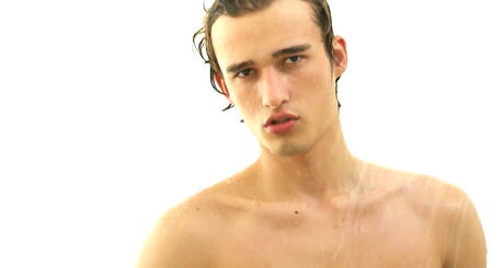 Słowacki piękny chłopak Kieran Benning drażni swojego penisa pod prysznicem