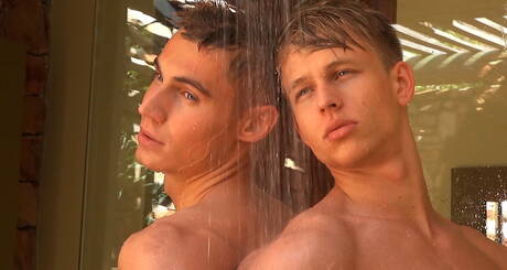 Der gutaussehende Slowakische Nils Tatum und der tschechische Muskelprotz Torsten Ullman necken Schwänze