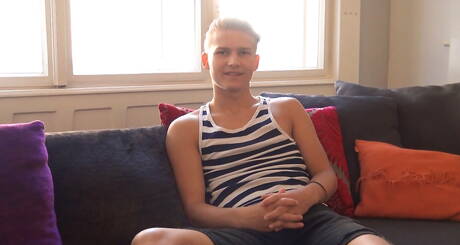 O musculoso Jasper Morreau se masturbando