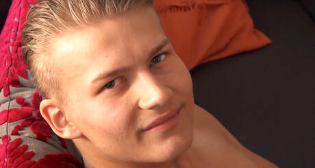 O musculoso Jasper Morreau se masturbando