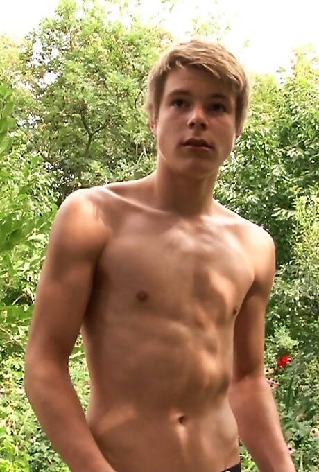 O lindo garoto Ross Dempsey masturbando seu pau ao ar livre