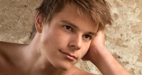 O lindo garoto Ross Dempsey masturbando seu pau ao ar livre