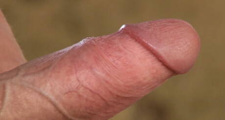 O lindo garoto Ross Dempsey masturbando seu pau ao ar livre