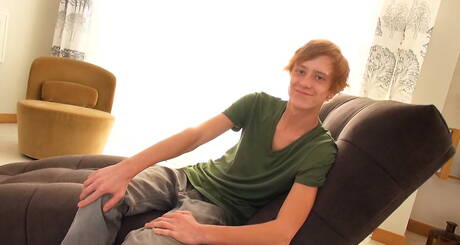 Il bel ragazzo Aidan Oshea si masturba il cazzo sotto la doccia