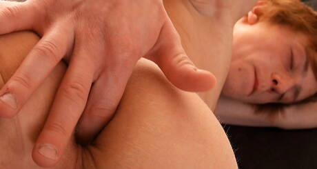 Il bel ragazzo Aidan Oshea si masturba il cazzo sotto la doccia