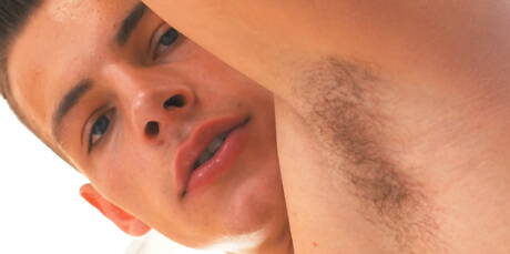 チェコのマッチョ、イェルーン・モンドリアンが熱いシャワーを浴びながら自慰をする