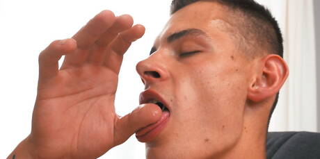 チェコのマッチョ、イェルーン・モンドリアンが熱いシャワーを浴びながら自慰をする