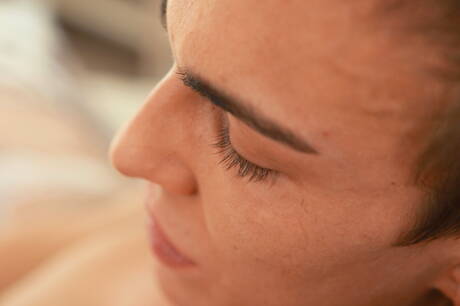 身材健美的Eddie Frank赤身裸體，露出性感的臀部