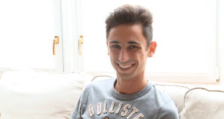 Il bellissimo ragazzo Niles Keagan si masturba