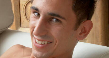 Il bellissimo ragazzo Niles Keagan si masturba