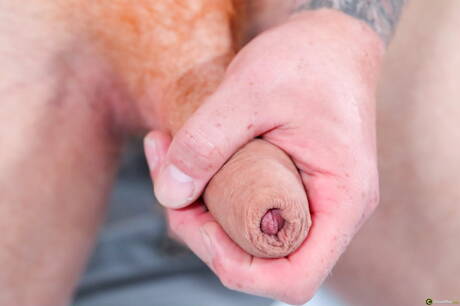 帥哥傑瑞邁亞克魯茲赤身裸體，露出緊實的臀部