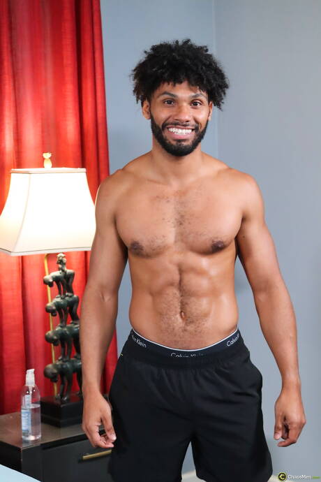 Latynoski superstudent Tony Genius masturbuje się swoim penisem