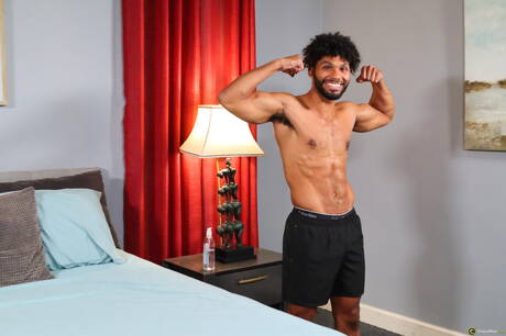 Latynoski superstudent Tony Genius masturbuje się swoim penisem