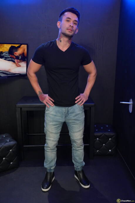 Knappe kerel David Zayn en zwarte hengst Ray Diesel zuigen en neuken elkaar