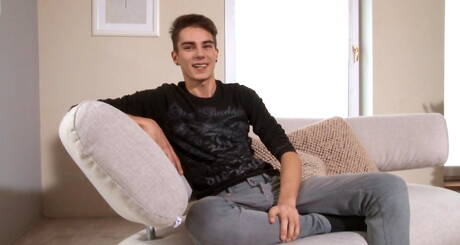 Mooie jongen Ruben Rafferty speelt met pik