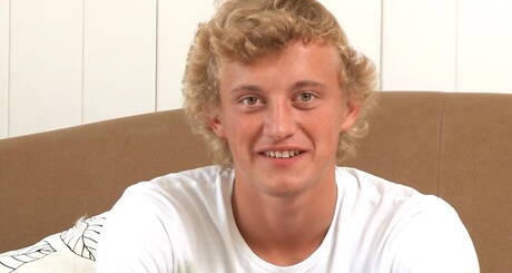 El twink Nathan Andrews se lo pasa genial