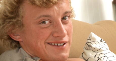 El twink Nathan Andrews se lo pasa genial