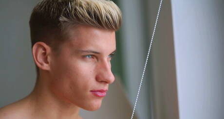 musculoso Ritchie Argento provocando seu pau no chuveiro