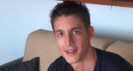 Il fusto Declan Brookes stuzzica il suo cazzo