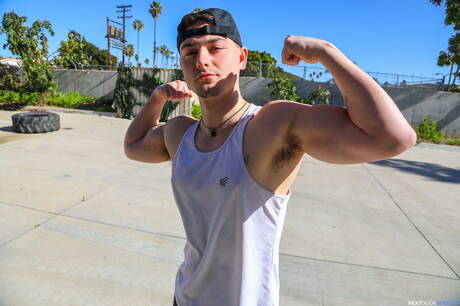 Les copains sans vergogne Masyn Thorne, Cameron Neuton et Damian Night se sucent et se baisent en extérieur