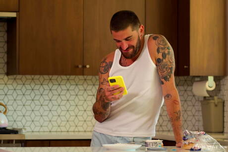 De gespierde Chris Damned en de goed gebouwde Aj Sloan hebben hete seks in de keuken