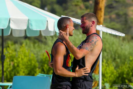 De gespierde Chris Damned en de goed gebouwde Aj Sloan hebben hete seks in de keuken